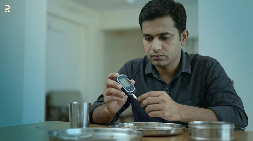 ग्लूकोमीटर से शुगर चेक करता पुरुष - डायबिटीज से इरेक्शन प्रॉब्लम का खतरा