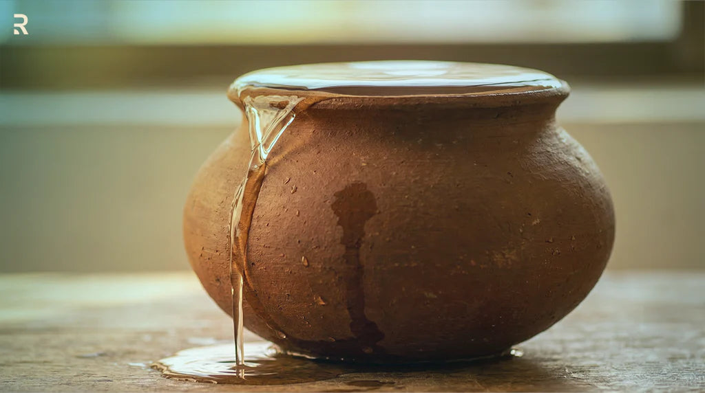 टूटे घड़े से पानी का रिसाव — स्वप्नदोष (नाइटफॉल) का रूपक चित्रण