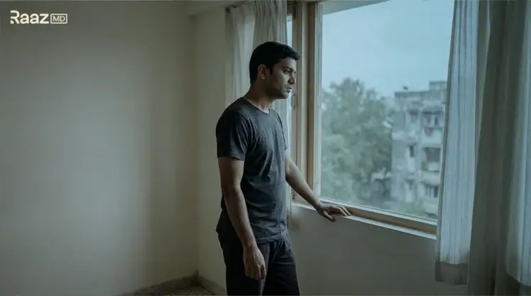 खिड़की से बाहर देखता चिंतित पुरुष, कोलेस्ट्रॉल से इरेक्शन प्रॉब्लम की चिंता